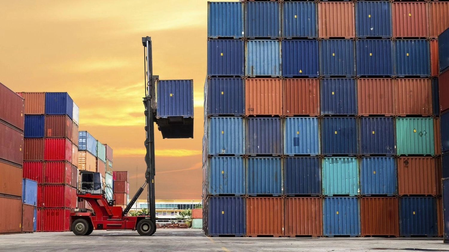 Flex Express Hamburg e.K. – Kurierdienste – Container-LKW auf einem Güterbahnhof vor blauem Himmel