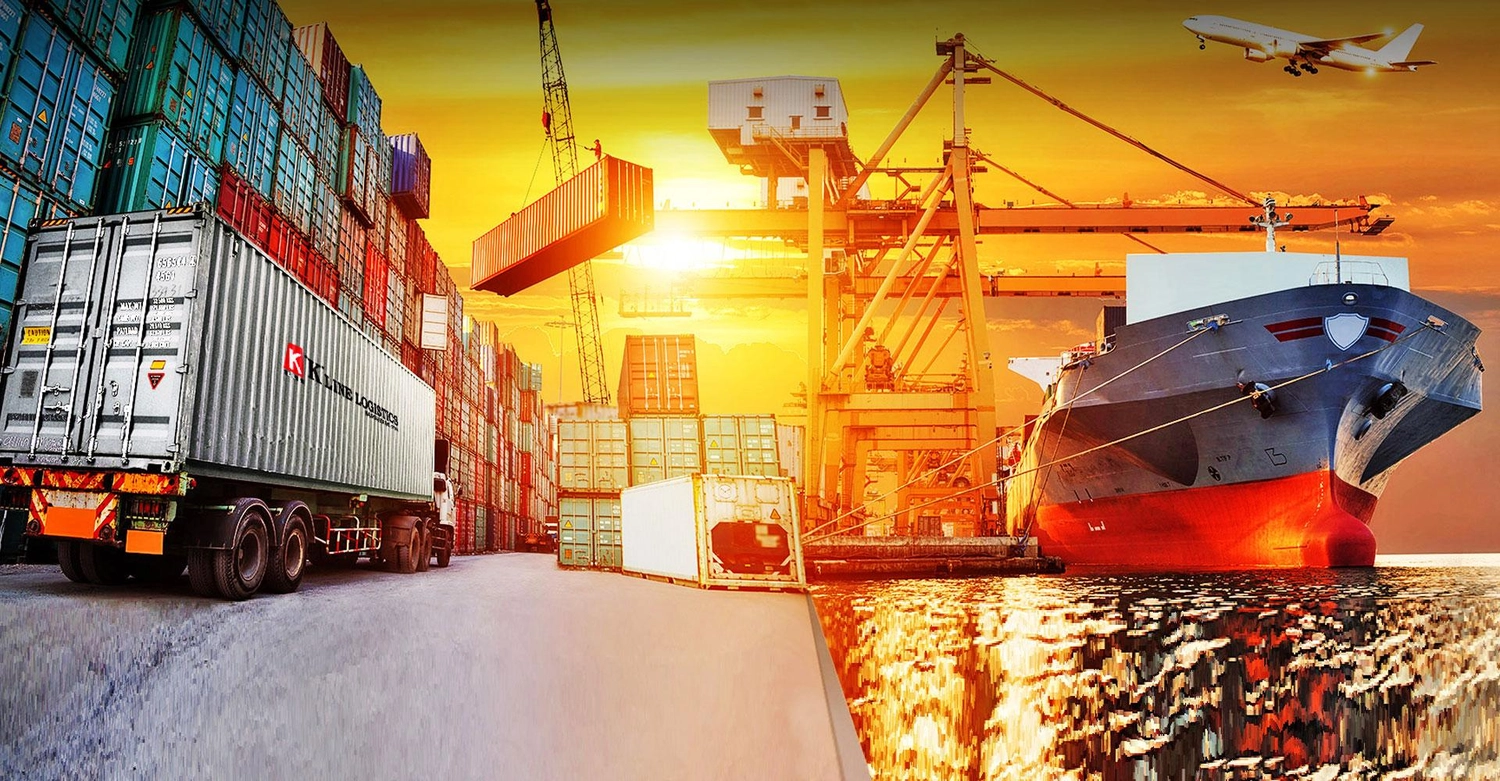 Flex Express Hamburg e.K. – Kurierdienste – Containerschiff während der Entladung in einem Industriehafen und Transport der Container zum Containerterminal per LKW.