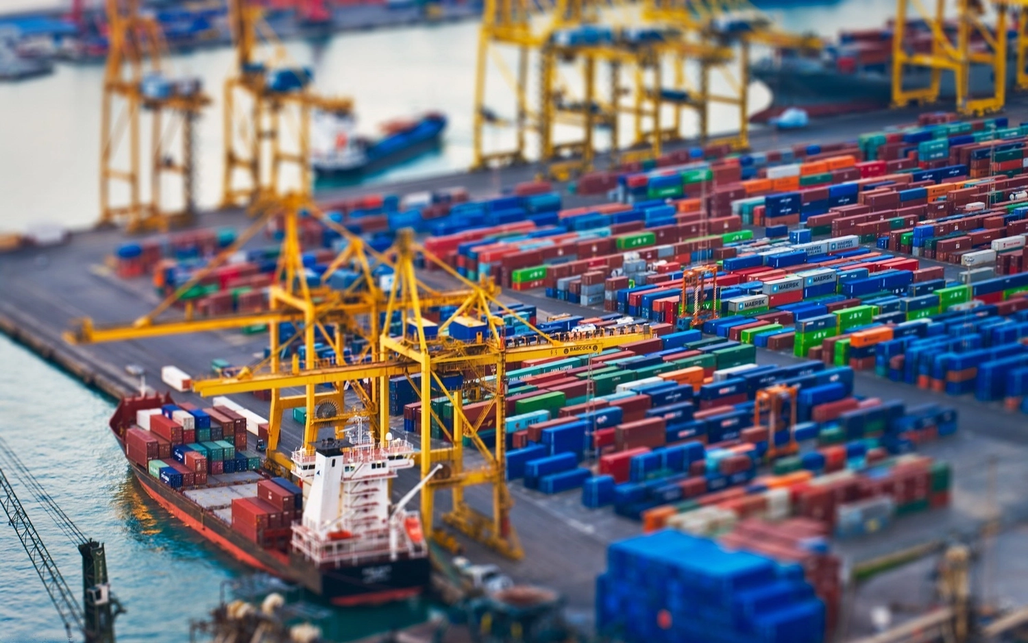 Flex Express Hamburg e.K. – Kurierdienste – Trockengutschiff beim Be- und Entladen im Hafen. Massengutfrachter im Hafen. Hafenterminal.
